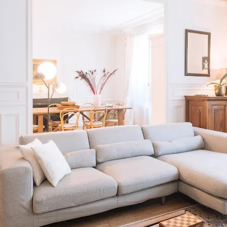 Luxurious 4 Bedroom Next To The Eiffel Tower شقة باريس