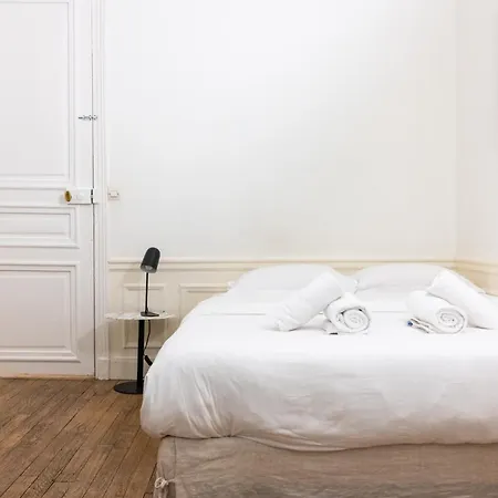 Luxurious 4 Bedroom Next To The Eiffel Tower شقة باريس