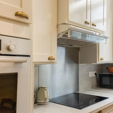 Luxurious 4 Bedroom Next To The Eiffel Tower