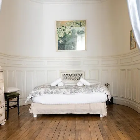 Luxurious 4 Bedroom Next To The Eiffel Tower *