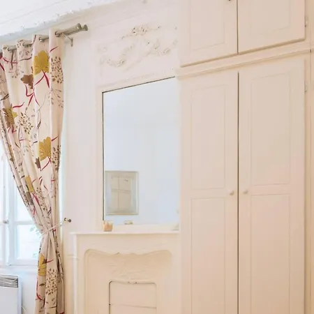 Luxurious 4 Bedroom Next To The Eiffel Tower Apartment *