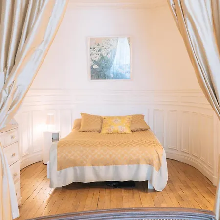 Luxurious 4 Bedroom Next To The Eiffel Tower Apartment Paris