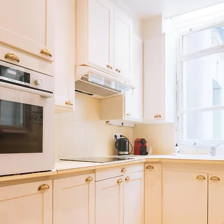Luxurious 4 Bedroom Next To The Eiffel Tower